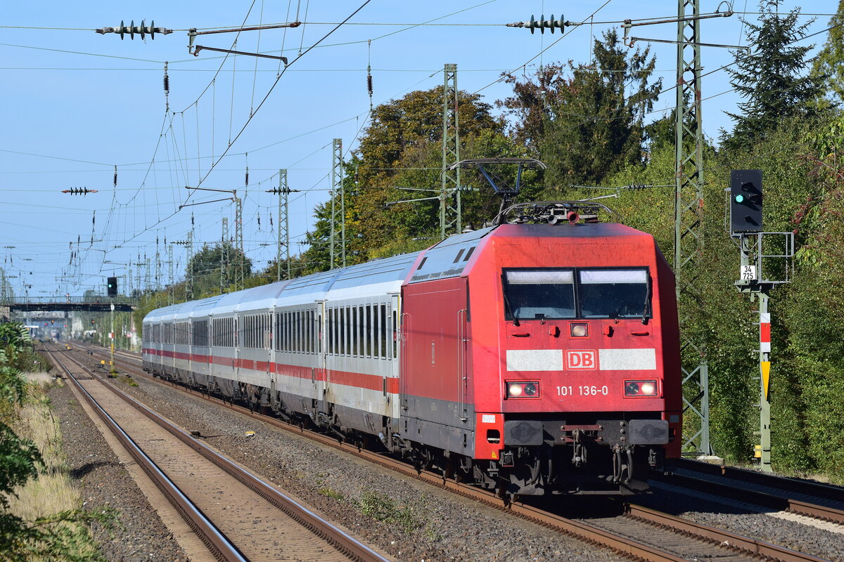 101 136 rauscht mit ihrem IC durch Angermund gen Düsseldorf.

Angermund 09.10.2022