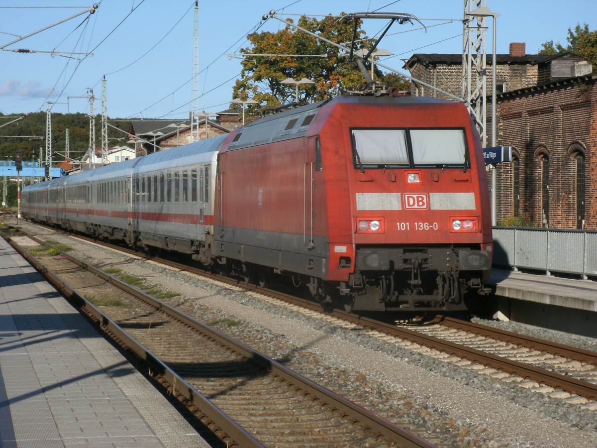 101 136 schob,am 26.September 2013,den IC 2355,aus Frankfurt Flughafen nach Binz, aus Bergen/Rgen.