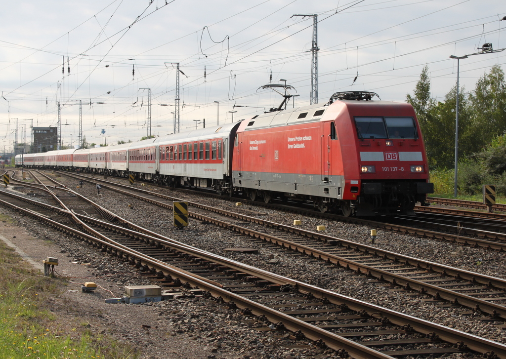 101 137-8 mit CNL 470 Sirius von Zürich nach Ostseebad Binz bei der Einfahrt im Rostocker Hbf.27.08.2016 