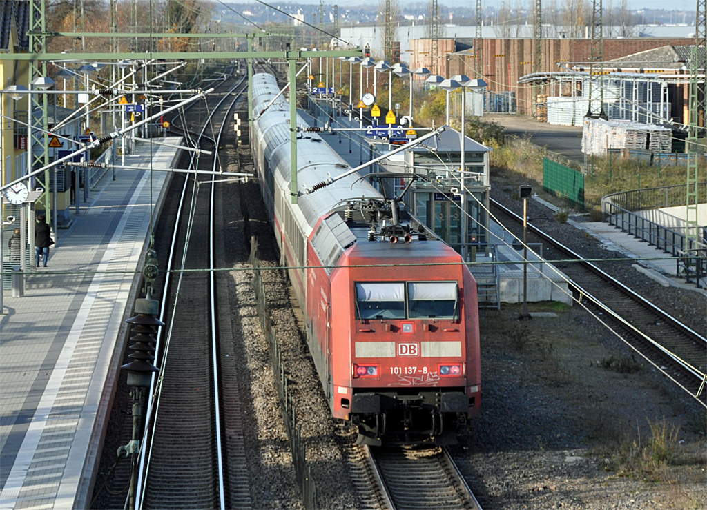 101 137-8 schiebt IC in Richtung Köln durch den Bf Sechtem - 02.12.2013