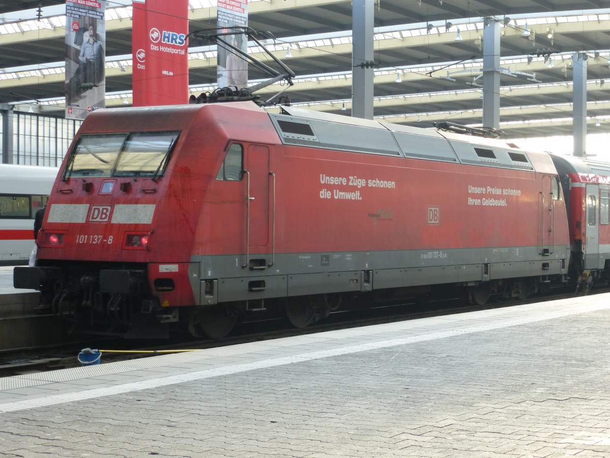 101 137-8 steht hier als Schublok vom München-Nürnberg-Express im Münchner Hbf.
Foto vom 12.04.2014.