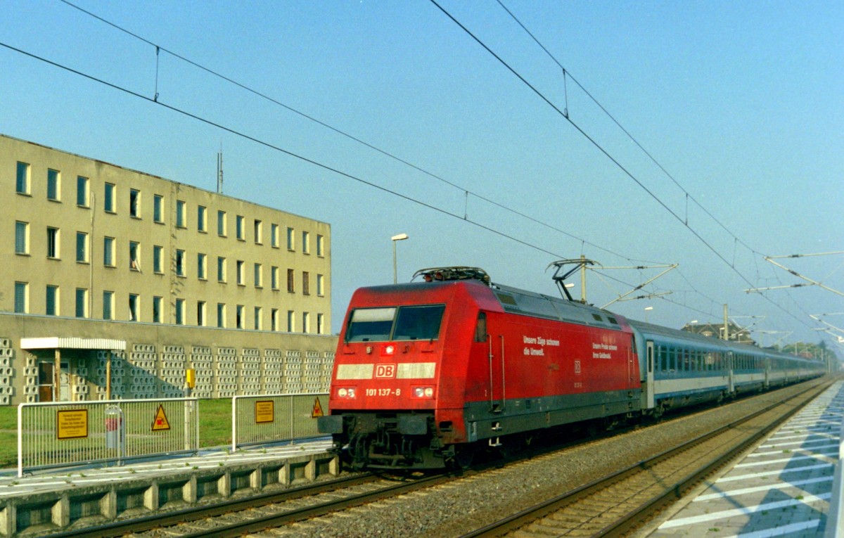 101 137 mit EC 175 (Hamburg-Altona–Budapest Keleti pu) am 08.10.2005 vor dem ehemaligen Grenzkontrollgebude in Schwanheide