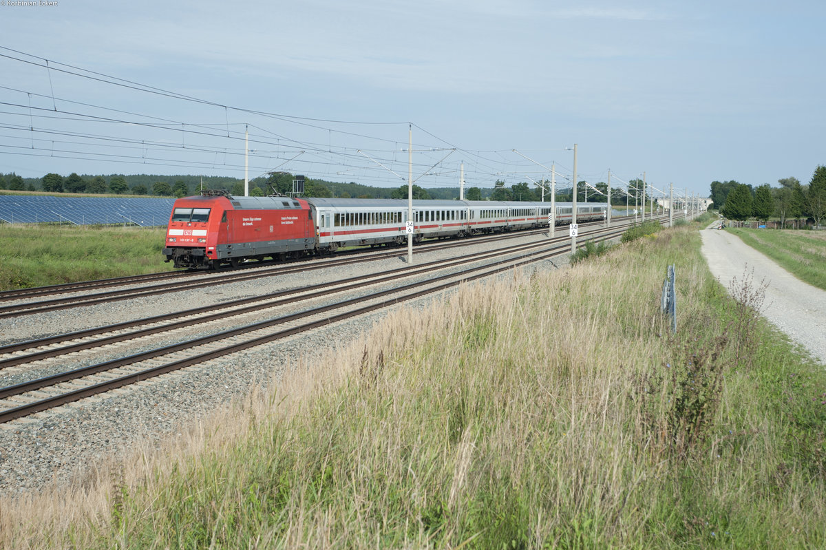 101 137 mit einem InterCity Richtung Augsburg Hbf bei Hattenhofen, 22.08.2017