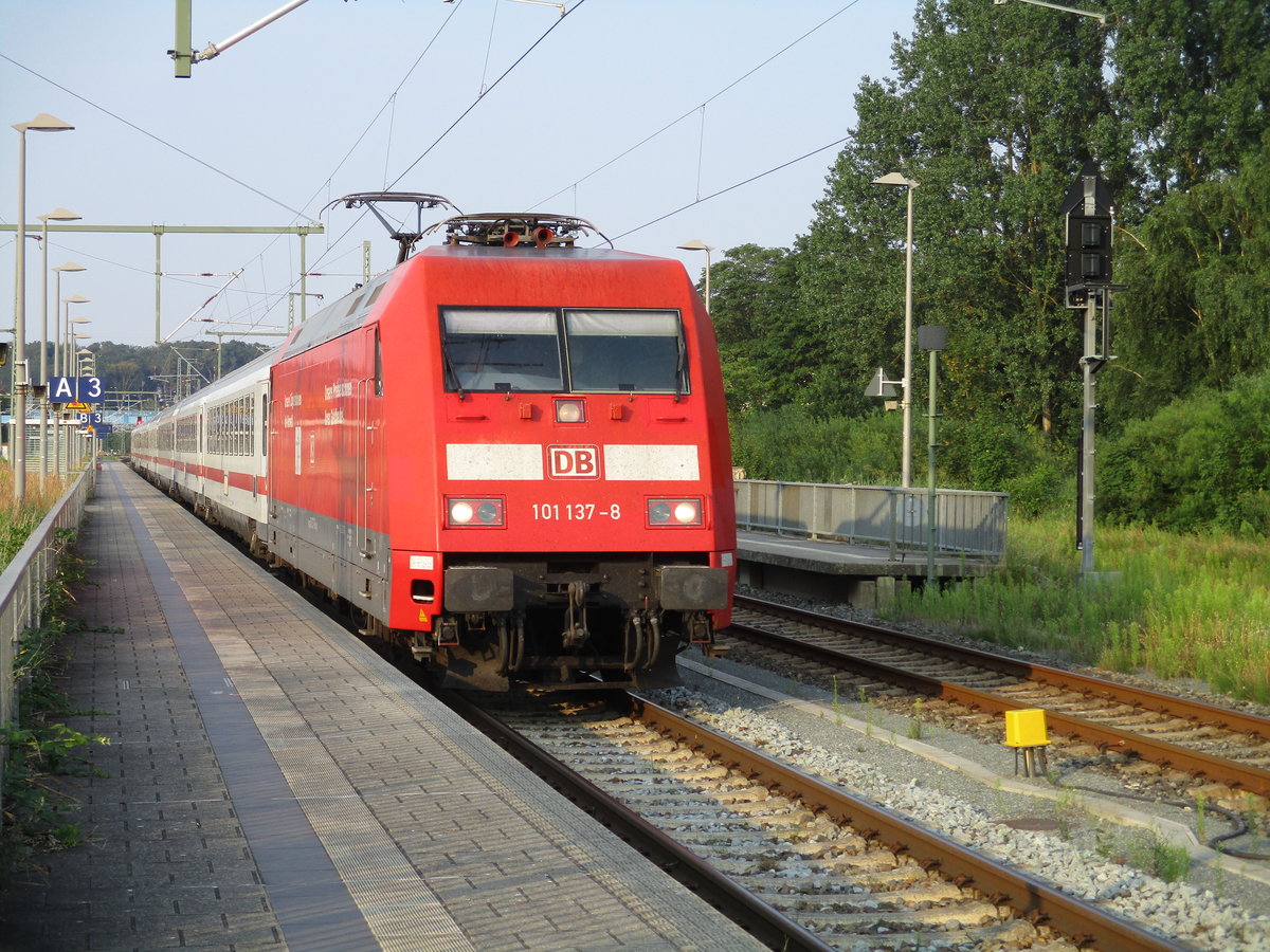 101 137,mit dem Leerpark Binz-Stralsund,mußte wegen einem haltzeigenden Signal`s,am 08.August 2020,in Bergen/Rügen,halten.