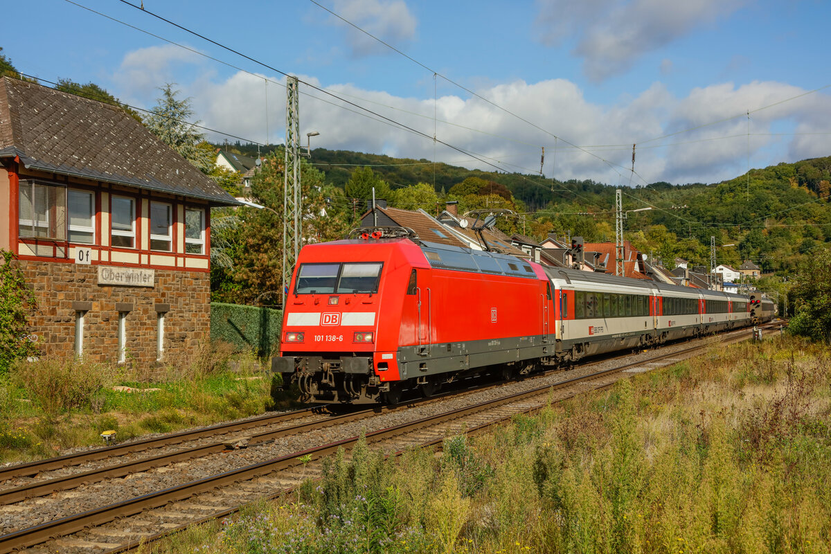 101 138-6 DB mit Eurocity in Oberwinter, September 2023.