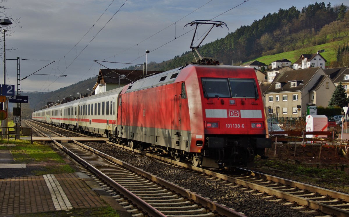 101 138-6 ist mit einen IC in Richtung Fulda am 15.12.14 in Ludwigsau-Friedlos unterwegs.