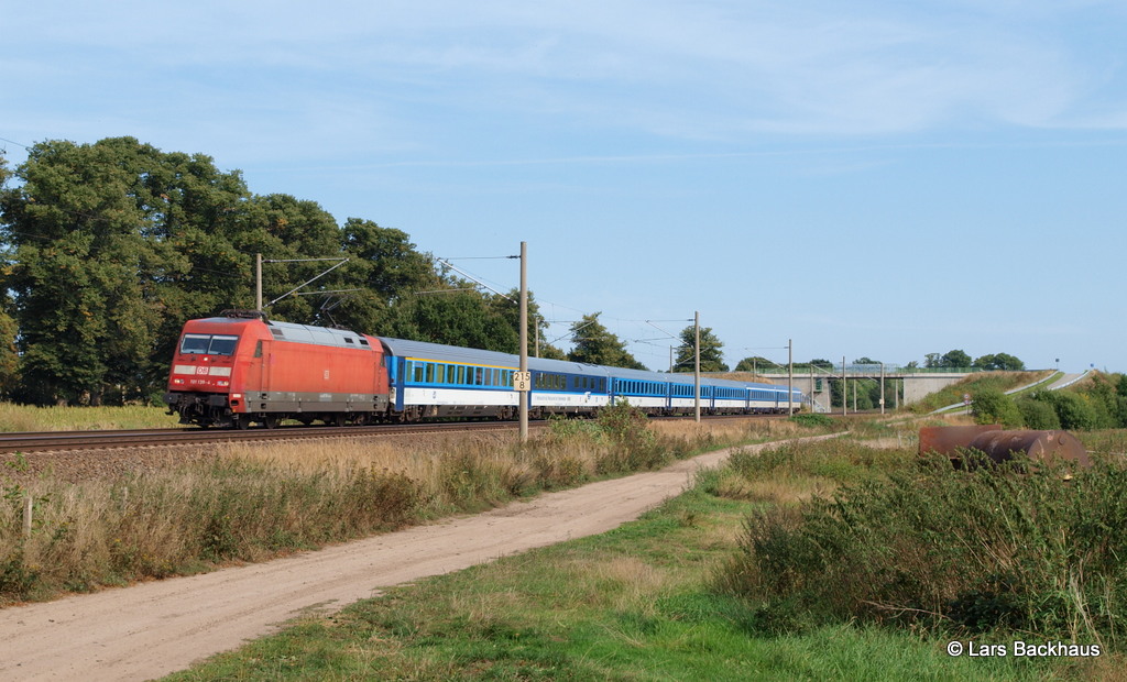 101 139-4 legt sich am 07.09.13 mit EC 176 nach Hamburg bei Dersenow in eine Kurve.