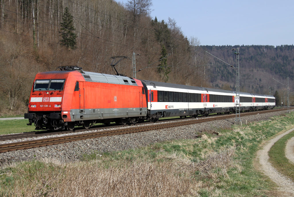 101 139-4 mit IC 183 von Stuttgart nach Zürich bei Grünholz am 30.03.2014 