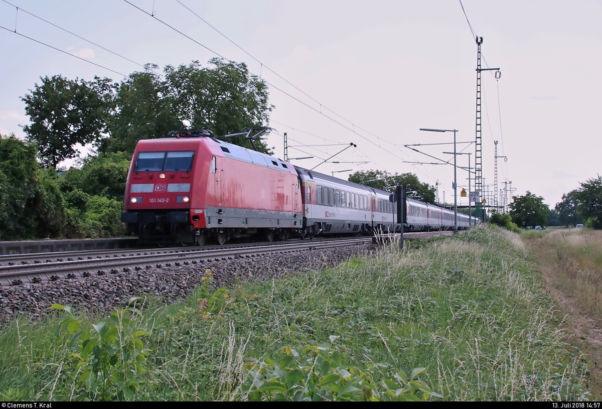101 140-2 als EC 6 (Linie 30) von Interlaken Ost (CH) nach Hamburg-Altona (D) durchfährt den Haltepunkt Auggen auf der Bahnstrecke Mannheim–Basel (Rheintalbahn | KBS 703).
Aufgenommen im Gegenlicht.
[13.7.2018 | 14:57 Uhr]