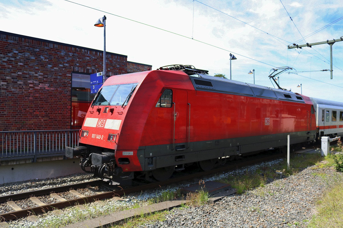 101 140-2 als IC 2205 (Linie 35) von Norddeich Mole nach Koblenz Hbf bzw. RE 52205 von Norddeich Mole nach Leer(Ostfriesl) fährt in den Bahnhof Norden auf Gleis 1 ein. [26.7.2017 - 14:05 Uhr]
