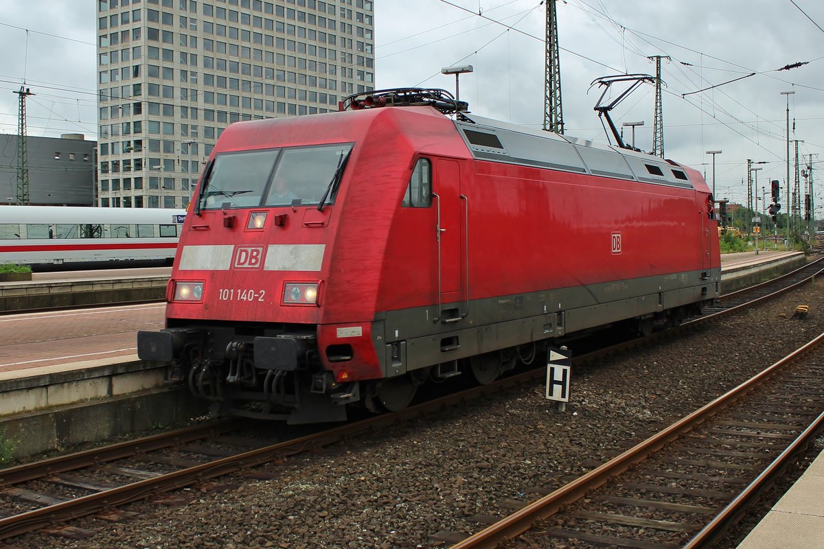 101 140-2 durchfährt am 18.8.2017 den Dortmunder Hauptbahnhof in Richtung Osten.
