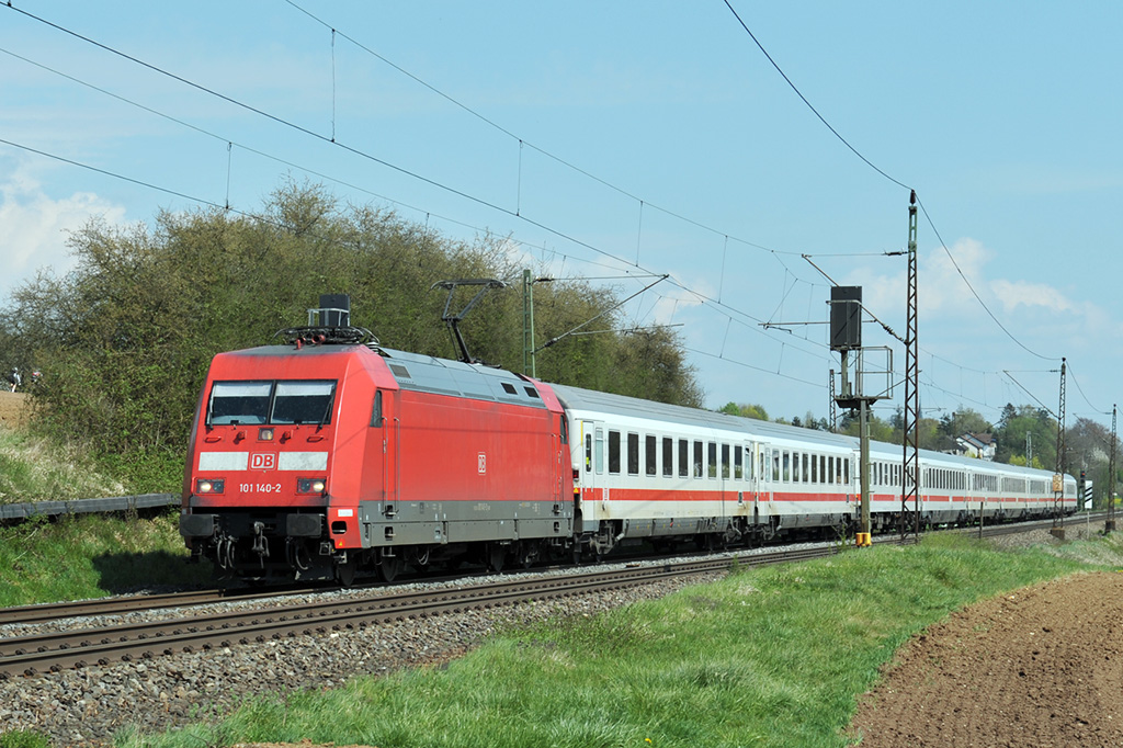 101 140-2 mit einem IC zwischen Ebersbach und Reichenbach (beides /Fils) 13.04.2020