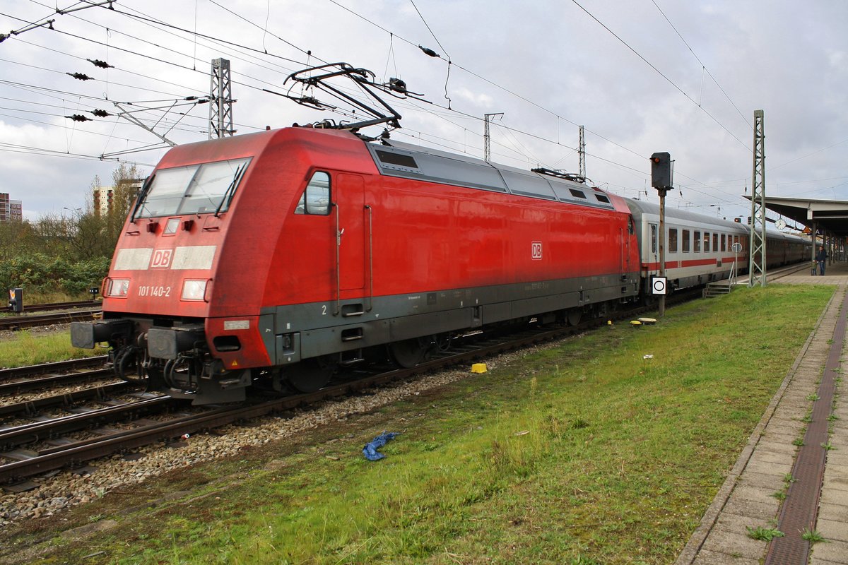 101 140-2 schiebt am 31.10.2017 den IC2182 von Kassel-Wilhelmshöhe nach Stralsund Hauptbahnhof in den Rostocker Hauptbahnhof.