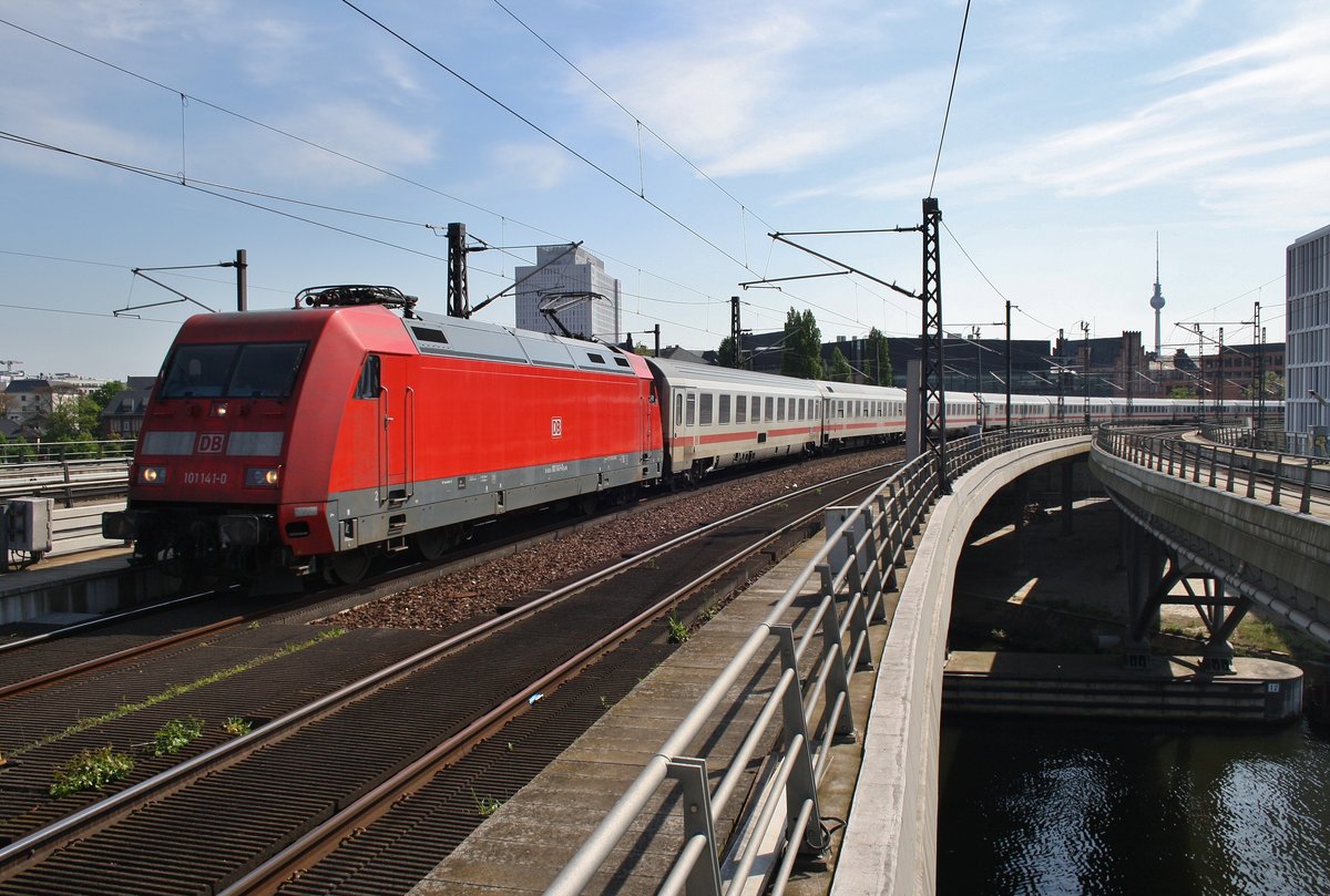 101 141-0 erreicht am 14.5.2017 mit dem IC146 von Berlin Ostbahnhof nach Amsterdam Centraal den Berliner Hauptbahnhof.