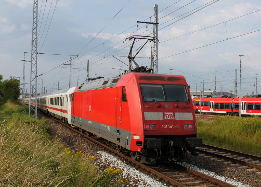 101 141-0 mit IC 2216 von Stuttgart Hbf nach Stralsund Hbf bei der Einfahrt im Rostocker Hbf.08.08.2015