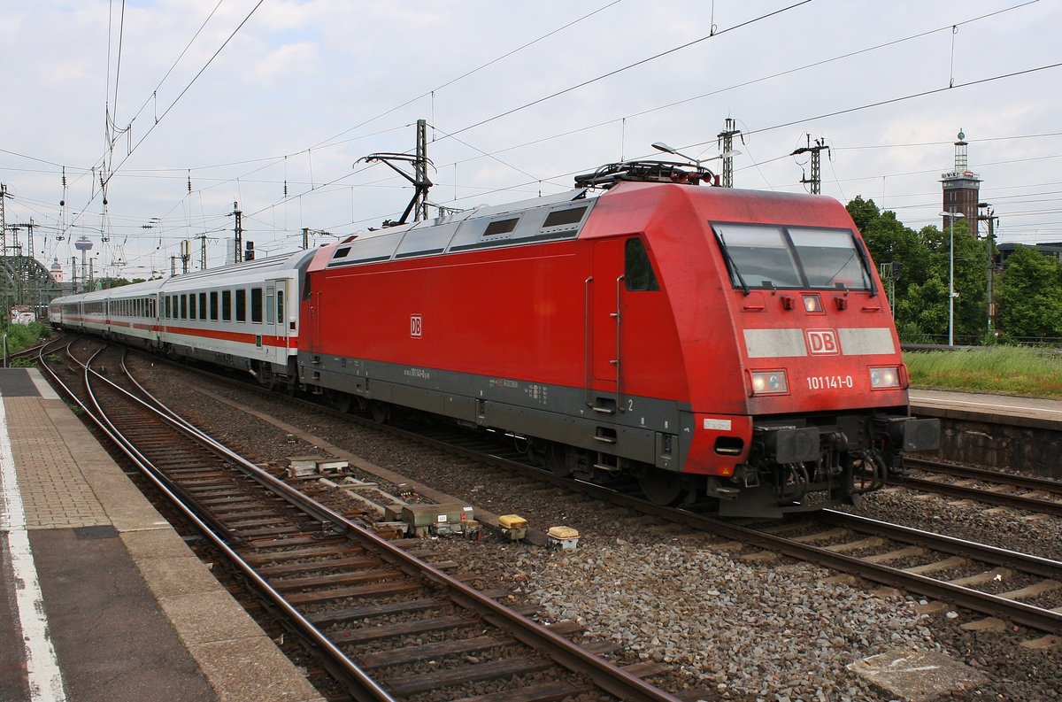 101 141-0 passiert am 28.05.2019 mit dem IC2155 auf dem Weg von Köln Hauptbahnhof nach Gera Hauptbahnhof den Bahnhof Köln Messe/Deutz.