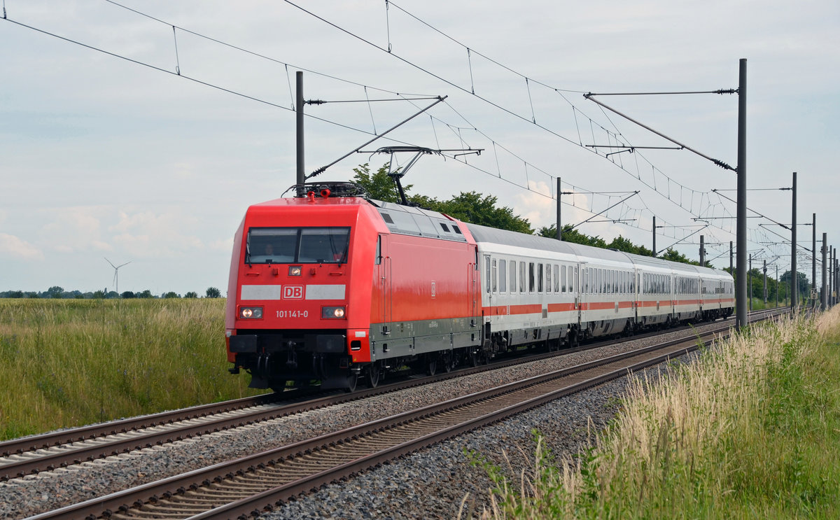 101 141, die ehemalige Bienenwaben-Werbelok gegen Hass und Gewalt, beförderte am 22.06.16 ihrer IC 2445 nach Dresden im gewaltig-frischen Lack durch Braschwitz.