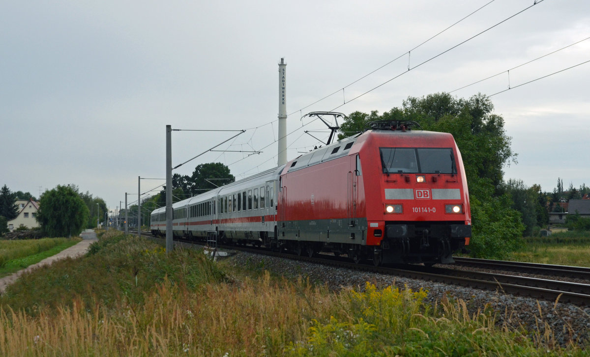 101 141 führte am Morgen des 17.08.19 den IC 2238 durch Jeßnitz Richtung Dessau.