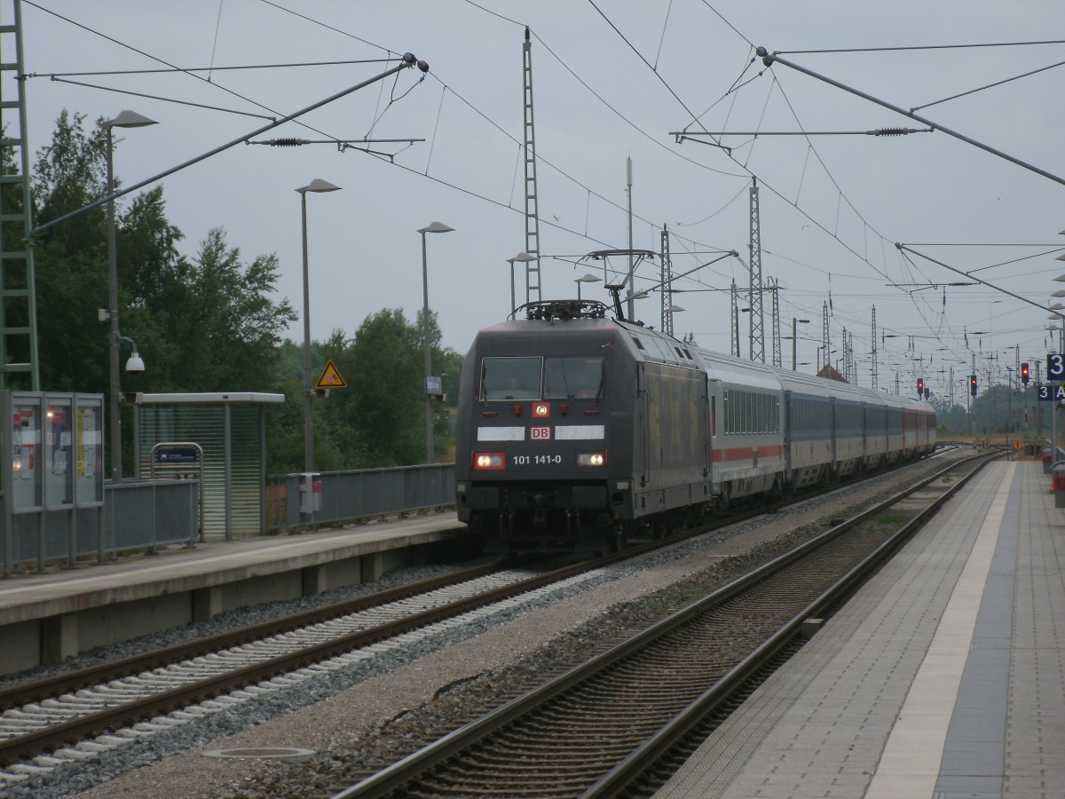 101 141 mit dem EC 378 aus Wien,am 16.Juni 2012,bei der Einfahrt in Bergen/Rügen.Der EC fuhr das letzte Stück noch bis Binz.