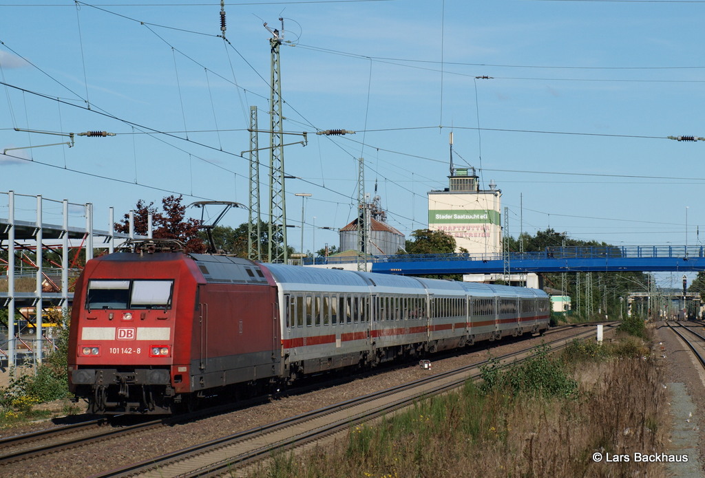 101 142-8 eilt mit einem IC-Umleiter von der Lneburger Strecke durch Tostedt Richtung Karlsruhe. Aufgenommen am 29.09.13.