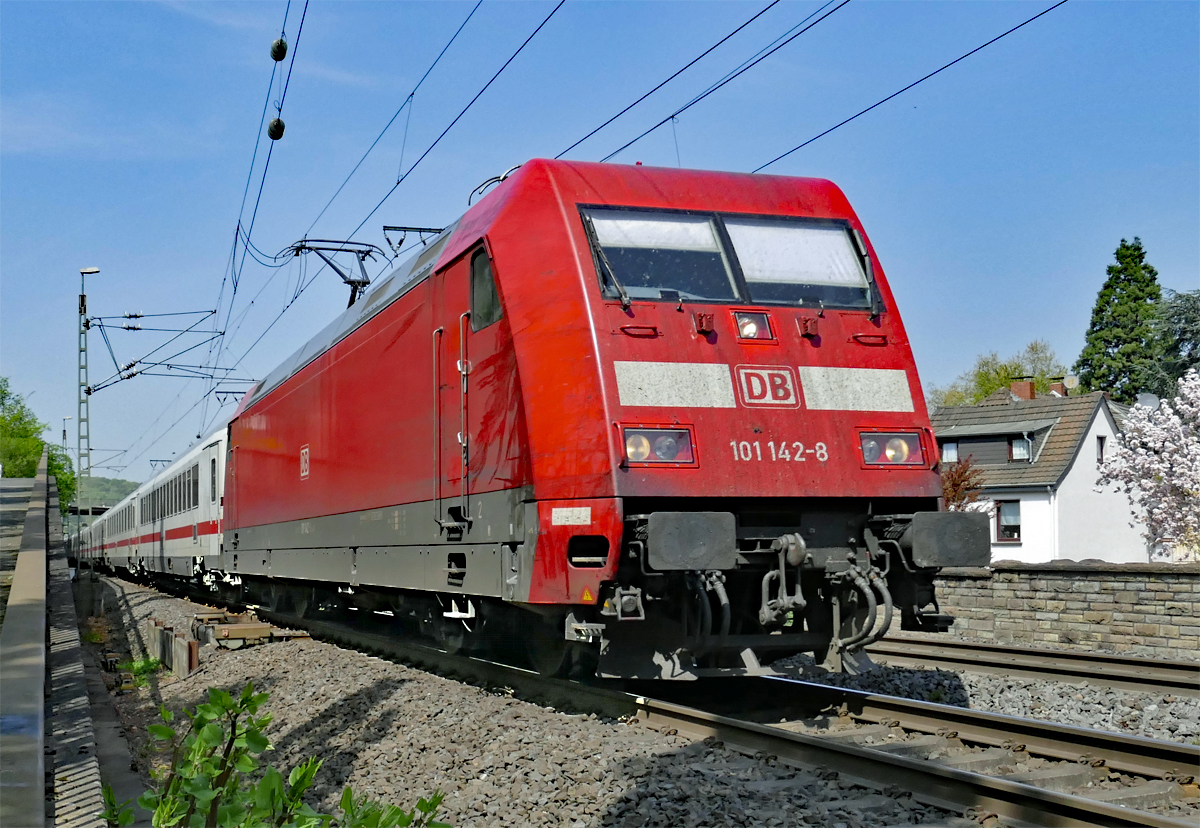 101 142-8 IC durch Remagen in Richtung Koblenz - 21.04.2018