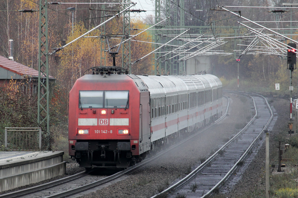 101 142-8 mit IC 1936 nach Köln Hbf. bei der Einfahrt in Recklinghausen 30.11.2013