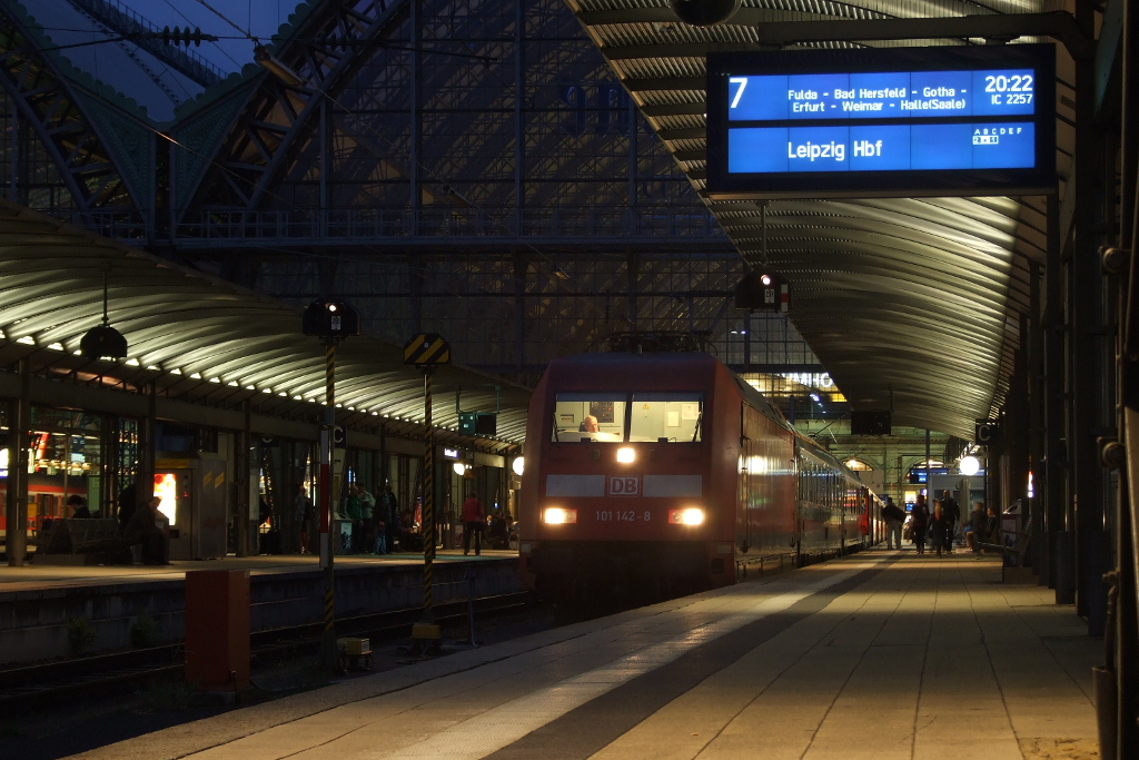 101 142-8 steht mit IC 2257 am Abfahrtsbahnhof Frankfurt (Main) HBF, Gleis 7, bereit, um seinen Weg gen Leipzig zu beginnen. 

Frankfurt (M), der 14.9.2013