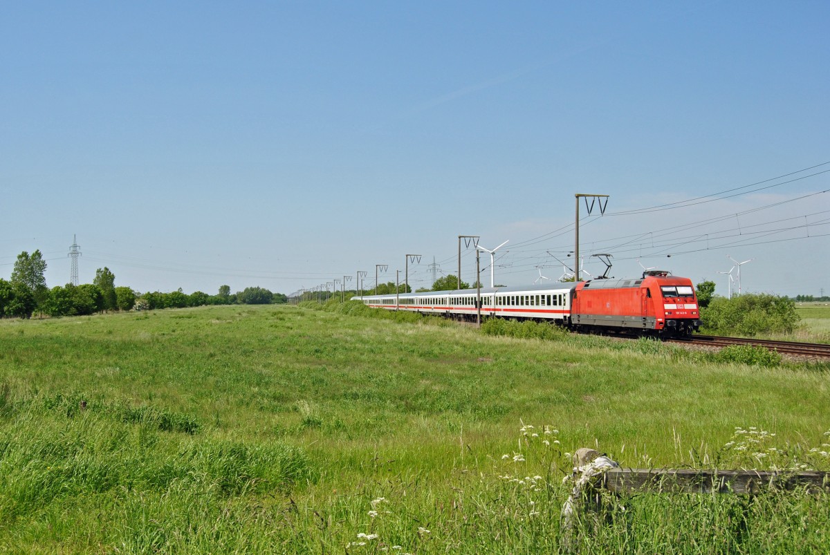 101 143-6 fuhr am 05.06.2015 mit einem IC von Norddeich Mole nach Köln, hier bei Petkum.