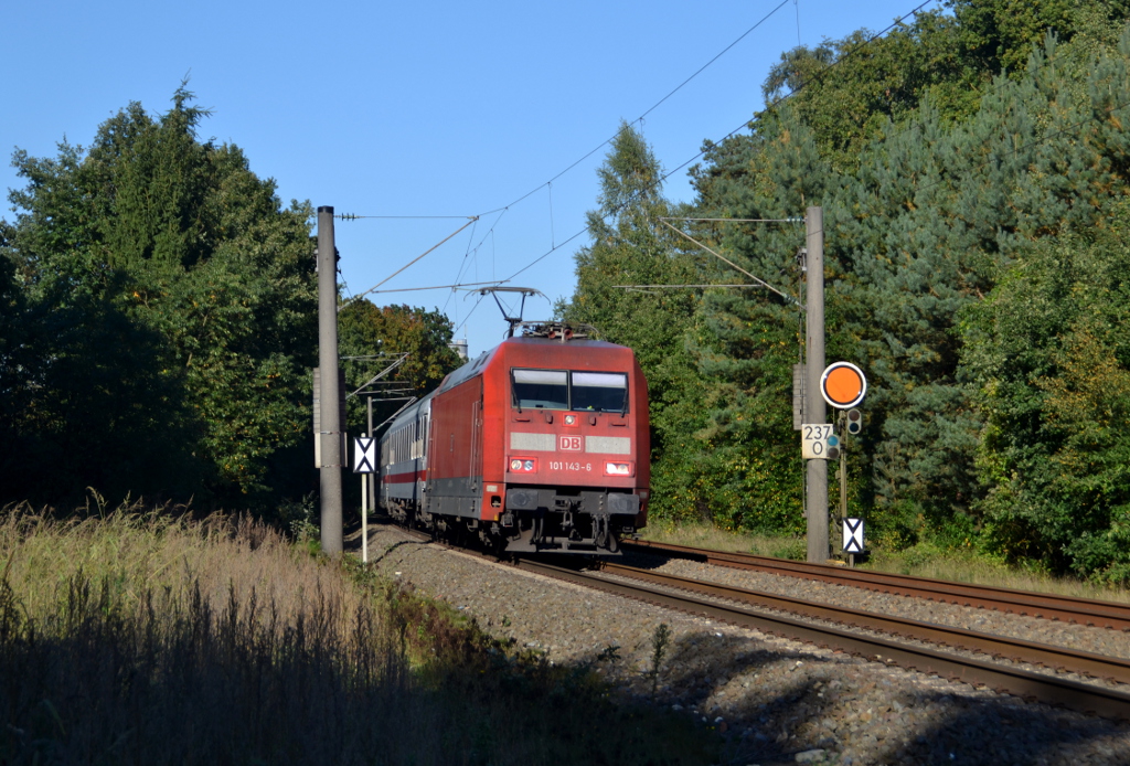 101 143 mit IC 2205 Norddeich Mole - Koblenz Hbf am 11.10.2015 bei Lingen(Ems)