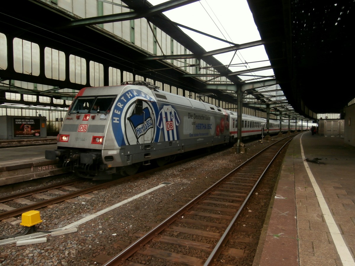 101 144-4 vom Hertha BSC Berlin steht mit einem IC am 25.7.14 im Duisburger HBF.

Duisburg 25.07.2014
