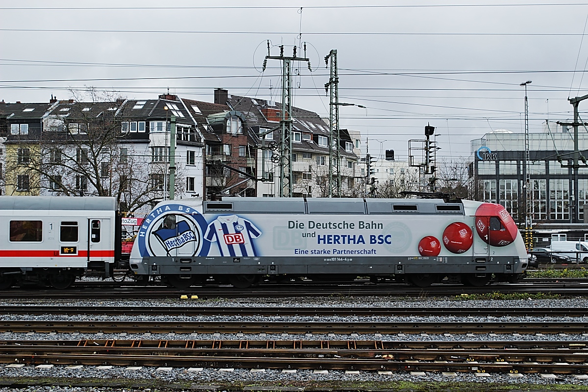 101 144-4  Hertha BSC  fährt am 24.12.2016 im Düsseldorfer Hauptbahnhof ein