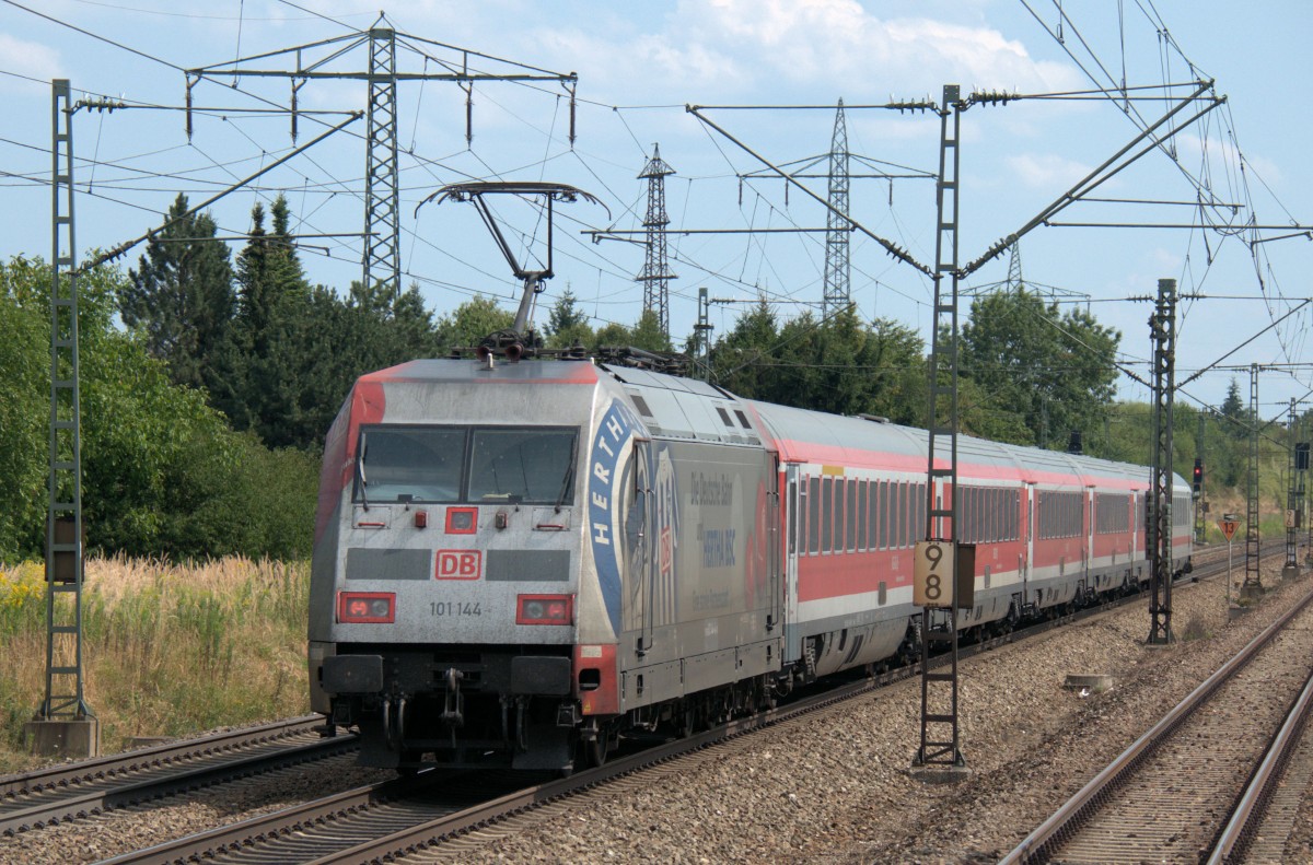101 144 am 18.08.13 mit dem Mnchen-Nrnberg-Express in Langwied