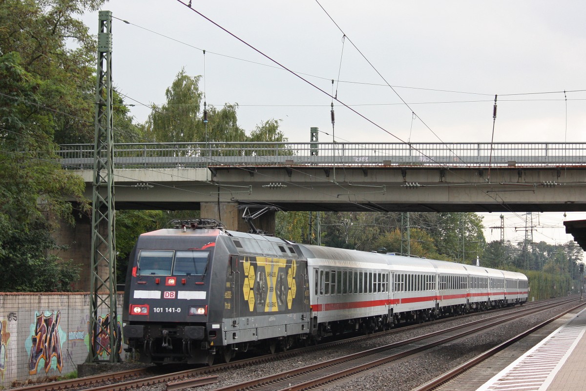 101 144 am 6.10.13 mit einem IC in Düsseldorf-Angermund.