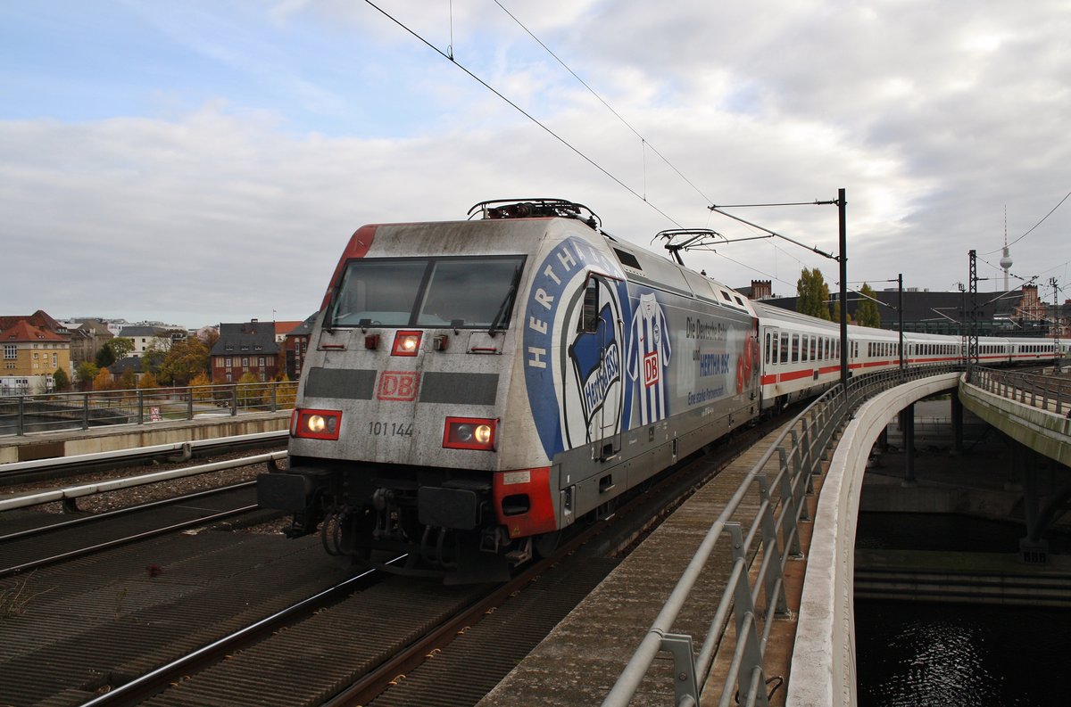 101 144 fährt am 29.10.2016 mit dem IC146 von Berlin Ostbahnhof nach Amsterdam Centraal in den Berliner Hauptbahnhof ein.