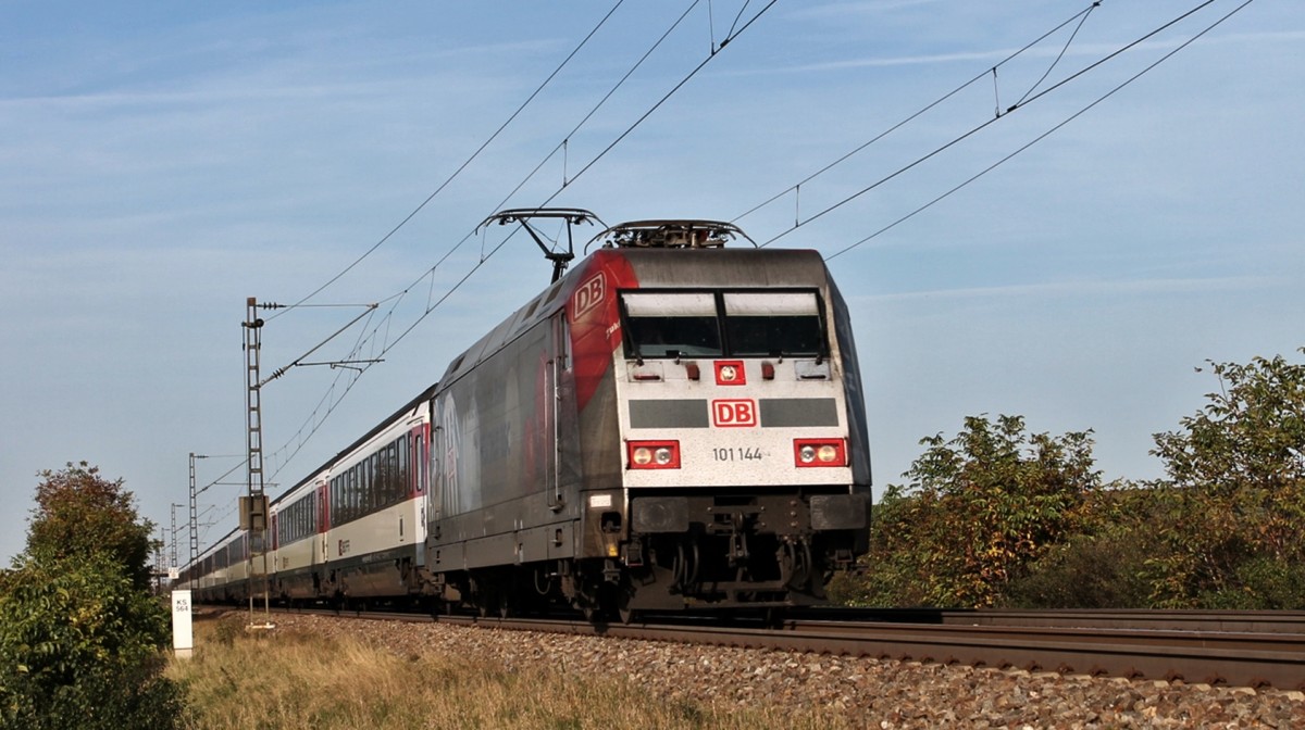 101 144  Hertha BSC  fuhr am 26.10.2013 mit dem EC 9 (Hamburg-Altona - Chur) nrdlcih von Mllheim (Baden) bei Hgelheim am Fotografen vorbei gen Basel.