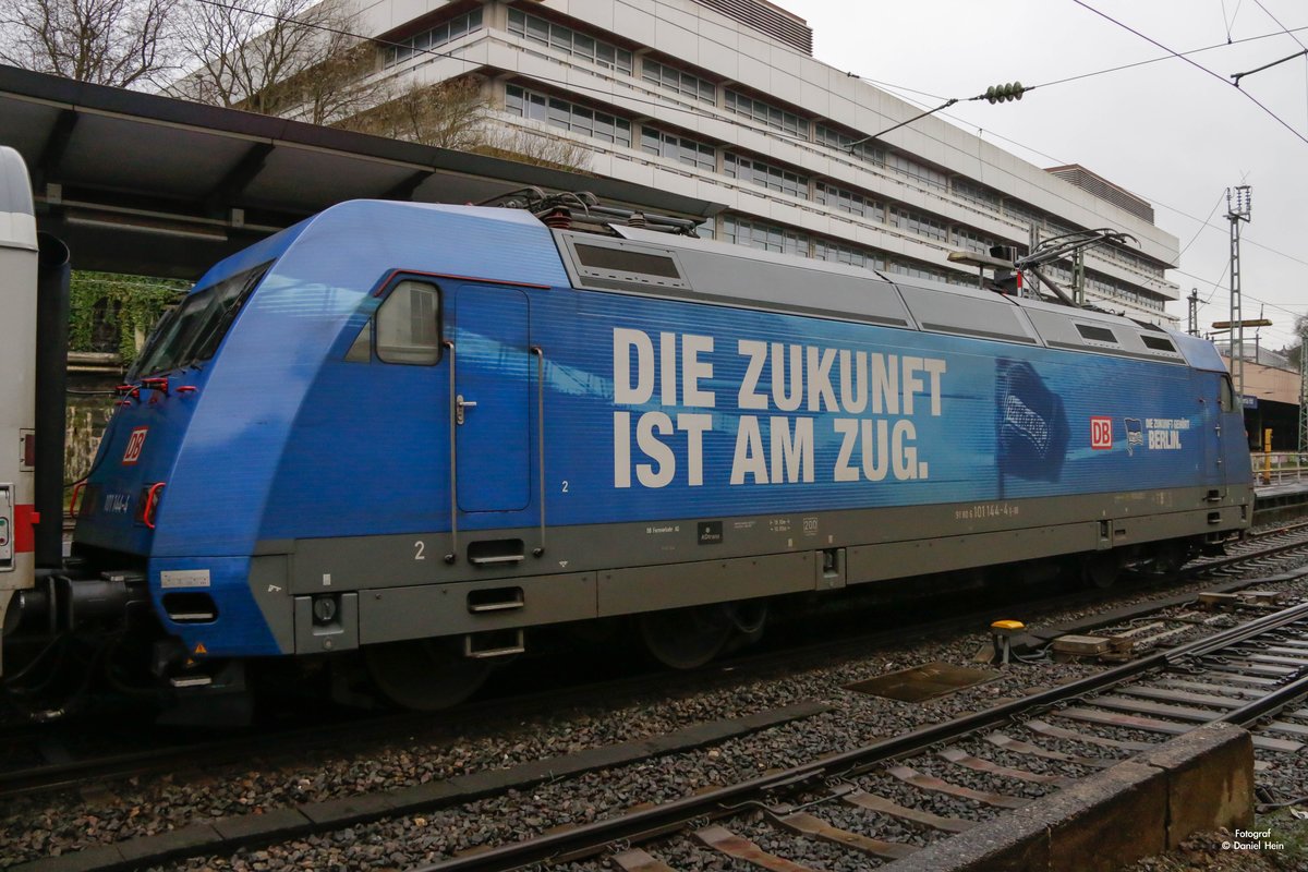 101 144  Hertha BSC  mit IC2028 in Wuppertal Hbf, Dezember 2017.