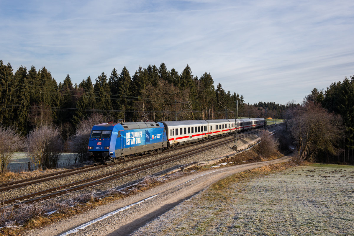 101 144  Hertha BSC , die seit einigen Monaten in neuem Farbkleid durch die Republik fährt, war am 26. Dezember 2017 am IC 2082  Königsee , aufgenommen bei Grabenstätt.