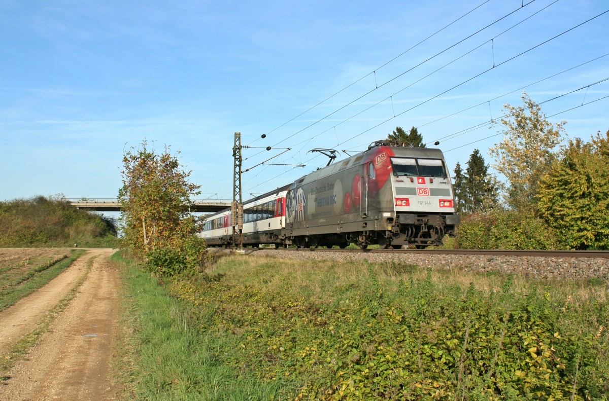101 144 mit dem ber 60 Minuten verspteten EC 9 von Hamburg Altona nach Chur HB am Nachmittag des 26.10.13 bei Hgelheim.
Auf Grund der enormen Versptung endet der Zug vorraussichtlich in Basel SBB.
Danke fr die Vormeldung!