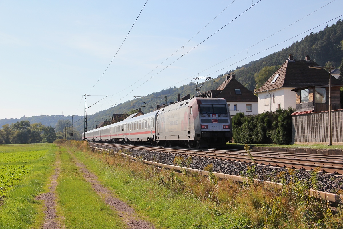 101 144 mit IC aus Richtung Bad Hersfeld. Aufgenommen in Ludwigsau-Friedlos am 29.09.2013.