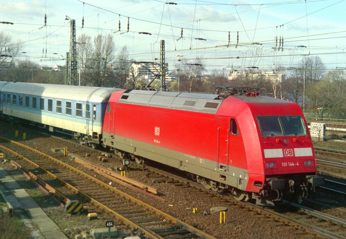 101 144 mit IR 2575 (Hamburg–Konstanz) am 19.03.2000 in Hamburg Hbf