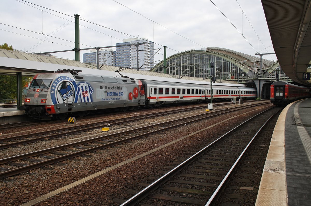101 144 wartet am 29.10.2016 mit IC146 nach Amsterdam Centraal im Berliner Ostbahnhof auf Abfahrt.