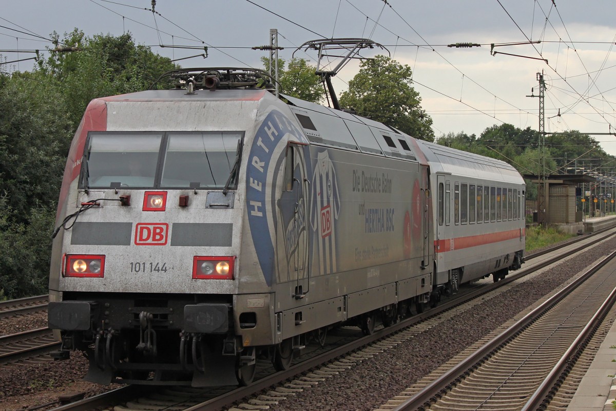 101 144 zog am 8.8.13 einen IC Wagen durch Dedensen-Gümmer.