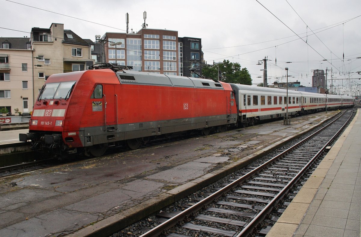 101 145-1 fährt am 1.7.2017 mit dem IC2006 von Konstanz nach Dortmund Hauptbahnhof in den Kölner Hauptbahnhof ein.