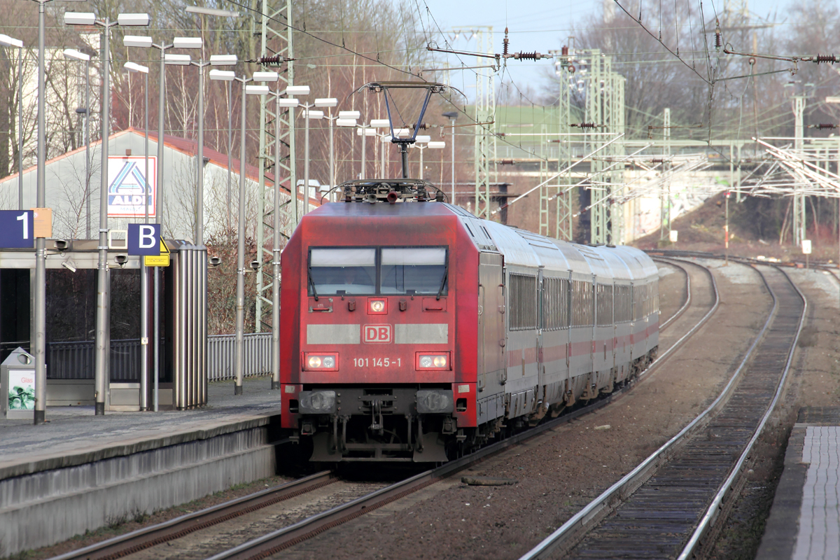 101 145-1 mit IC 2201 nach Köln Hbf. bei der Einfahrt in Recklinghausen 4.1.2015