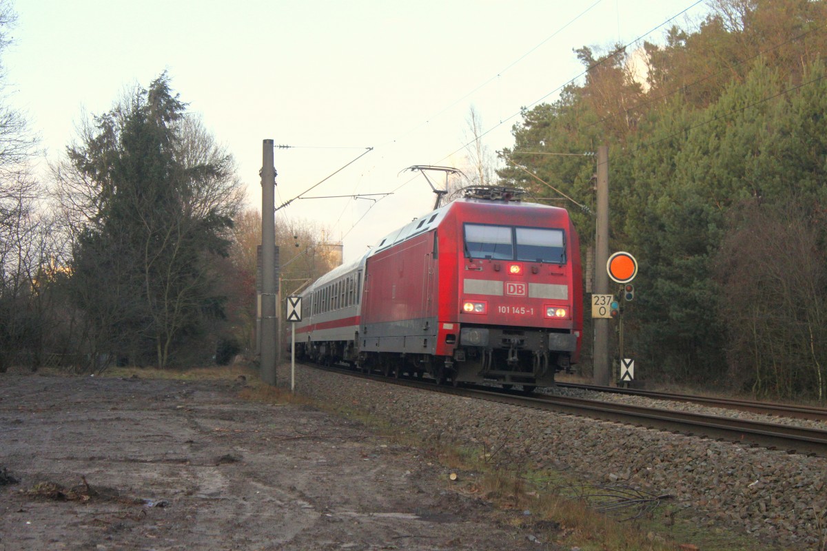 101 145-1 zieht einen IC am 17.01.2015 über die Emslandstrecke bei Lingen (Ems).
