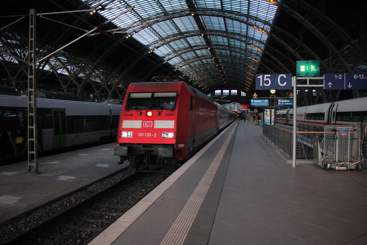 101 153-2 steht am 16.04.2017 mit dem IC 2238 (Leipzig Hbf - Warnemünde) in Leipzig und wartet auf die Abfahrt.