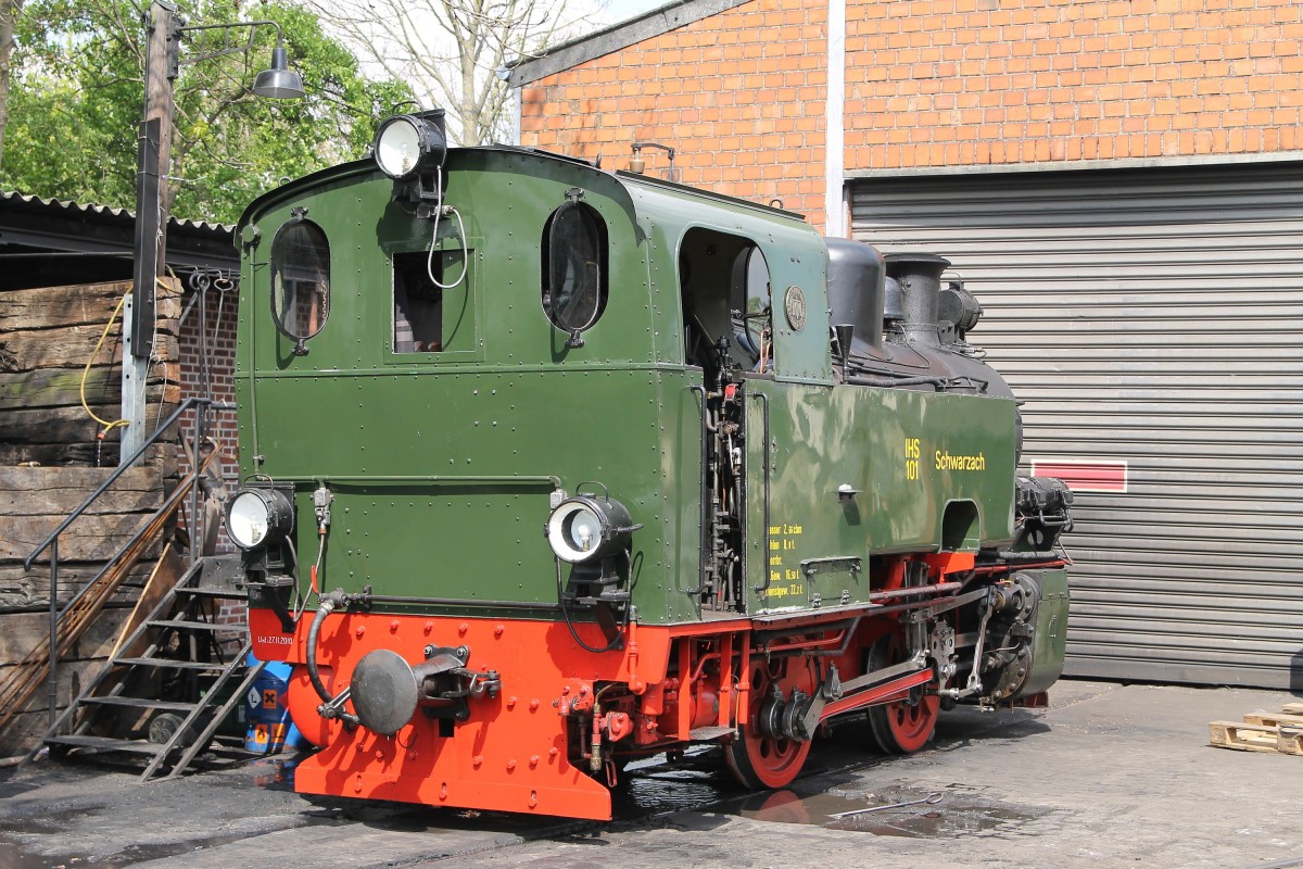 101 ࠜSchwarzachࠝ (ehemalige Mittelbadische Eisenbahn-Gesellschaft/Vereinigte Dampfbahnen Bern, Lokomotivfabrik Krauss-Maffei, Fabrik-Nummer: 17627, Baujahr: 1949) der IHS (Interessengemeinschaft Historischer Schienenverkehr) auf Bahnhof Schierwaldenrath am 20-4-2014.
