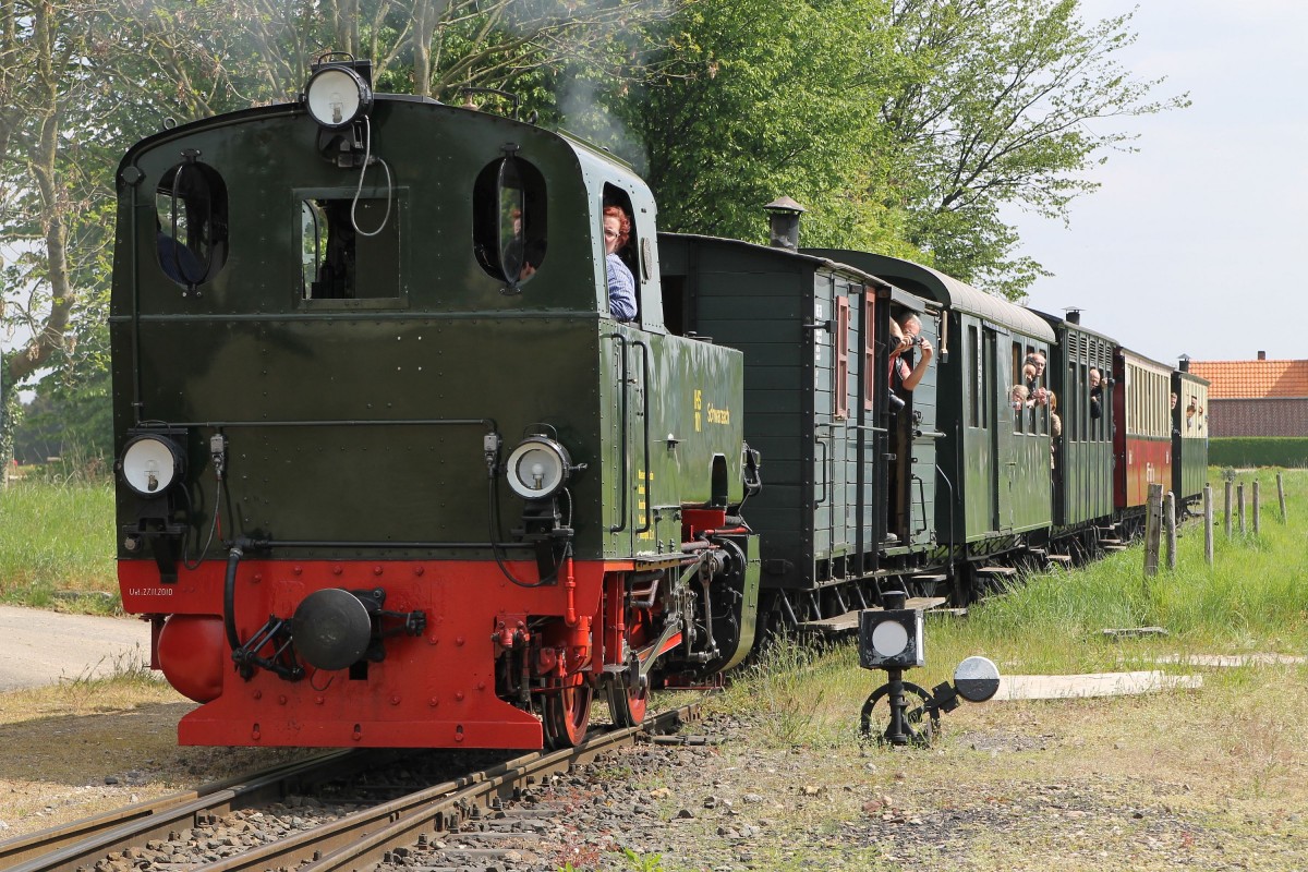 101 လSchwarzachဝ (ehemalige Mittelbadische Eisenbahn-Gesellschaft/Vereinigte Dampfbahnen Bern, Lokomotivfabrik Krauss-Maffei, Fabrik-Nummer: 17627, Baujahr: 1949) der IHS (Interessengemeinschaft Historischer Schienenverkehr) mit Dampfzug 514B Gillrath-Schierwaldenrath auf Bahnhof Schierwaldenrath am 20-4-2014.