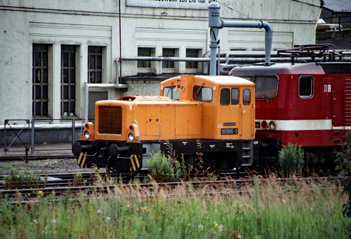 101 585 am 24.07.1991 im Bw. Leipzig Hbf. Süd.