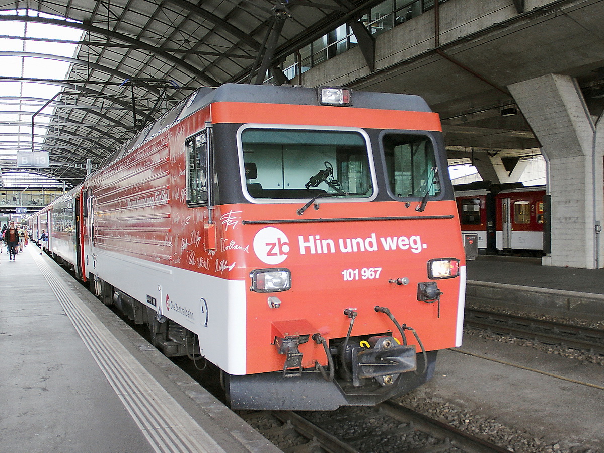 101 967 steht am 25. Juni 2018 im Bahnhof von Luzern auf Gleis 13 zur Fahrt nach Engelberg(CH). 